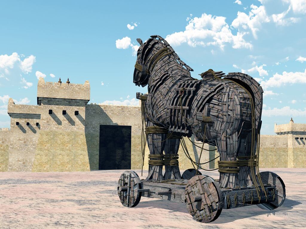 Las apps espías se camuflan como caballos de Troya: parecen normales, pero ocultan funciones maliciosas y recopilan datos sin que el usuario lo note.