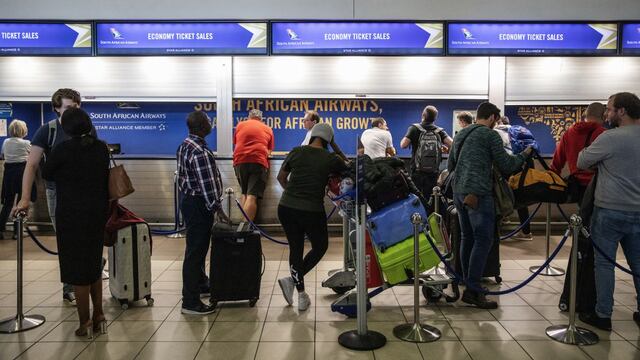 Ómicron: Estados Unidos limita viajes de países del sur de África por nueva variante de COVID-19