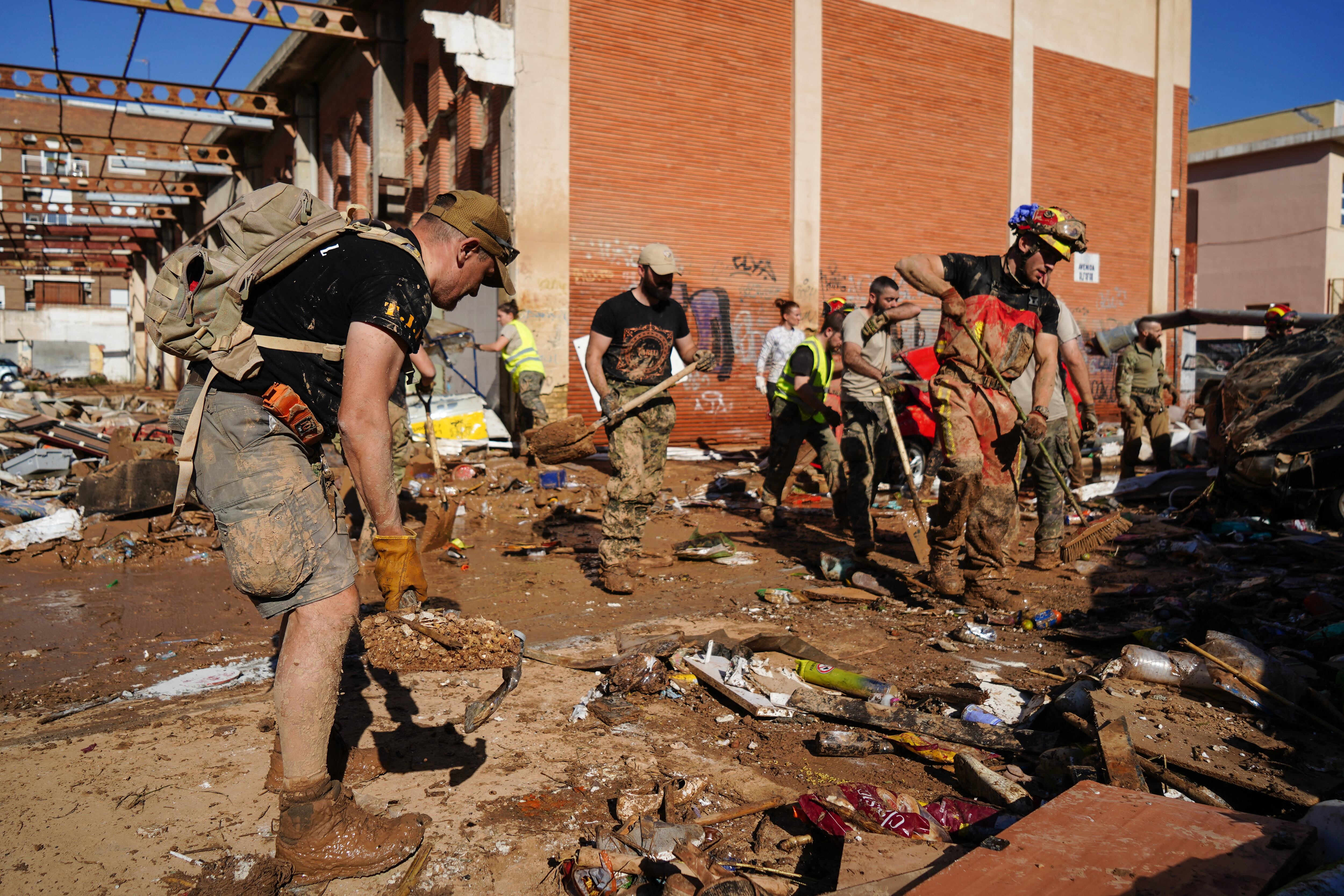 El ejército español colabora en las labores de limpieza el 2 de noviembre de 2024, tras las inundaciones que dejaron 211 muertos en la localidad de Benetusser, en la región de Valencia, en el este de España. (Foto de Manaure Quintero / AFP)