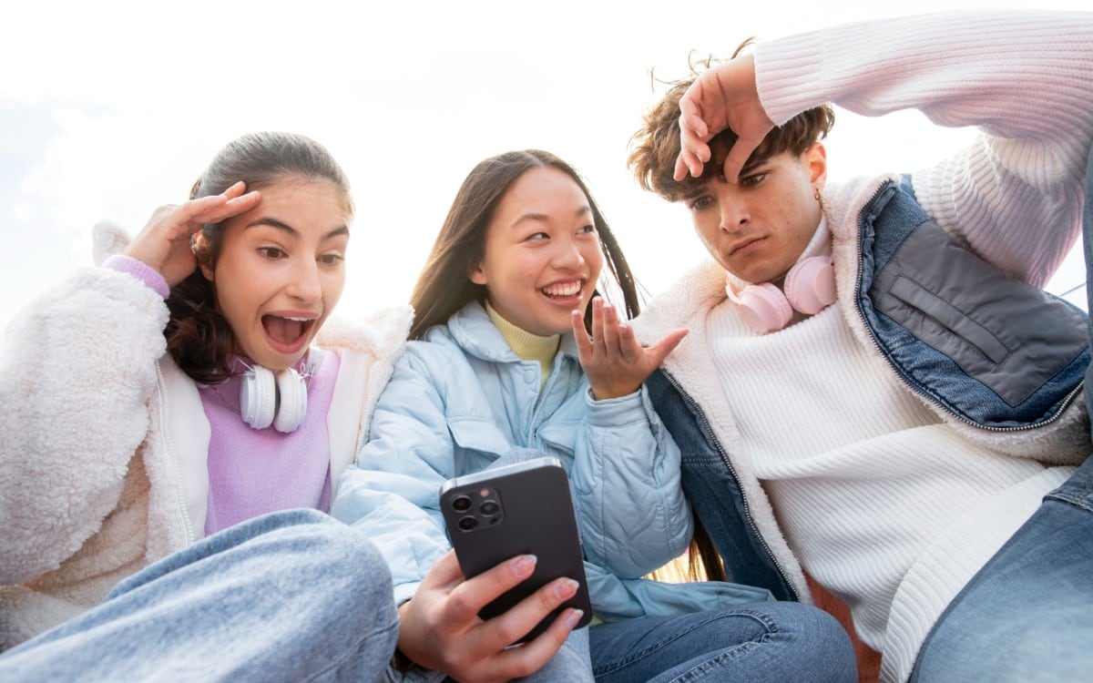 Estudiantes de distintas edades repiten con entusiasmo los números “six seven” y “41”, convirtiéndolos en una broma que no todos entienden. (Foto: referencial / Freepik)