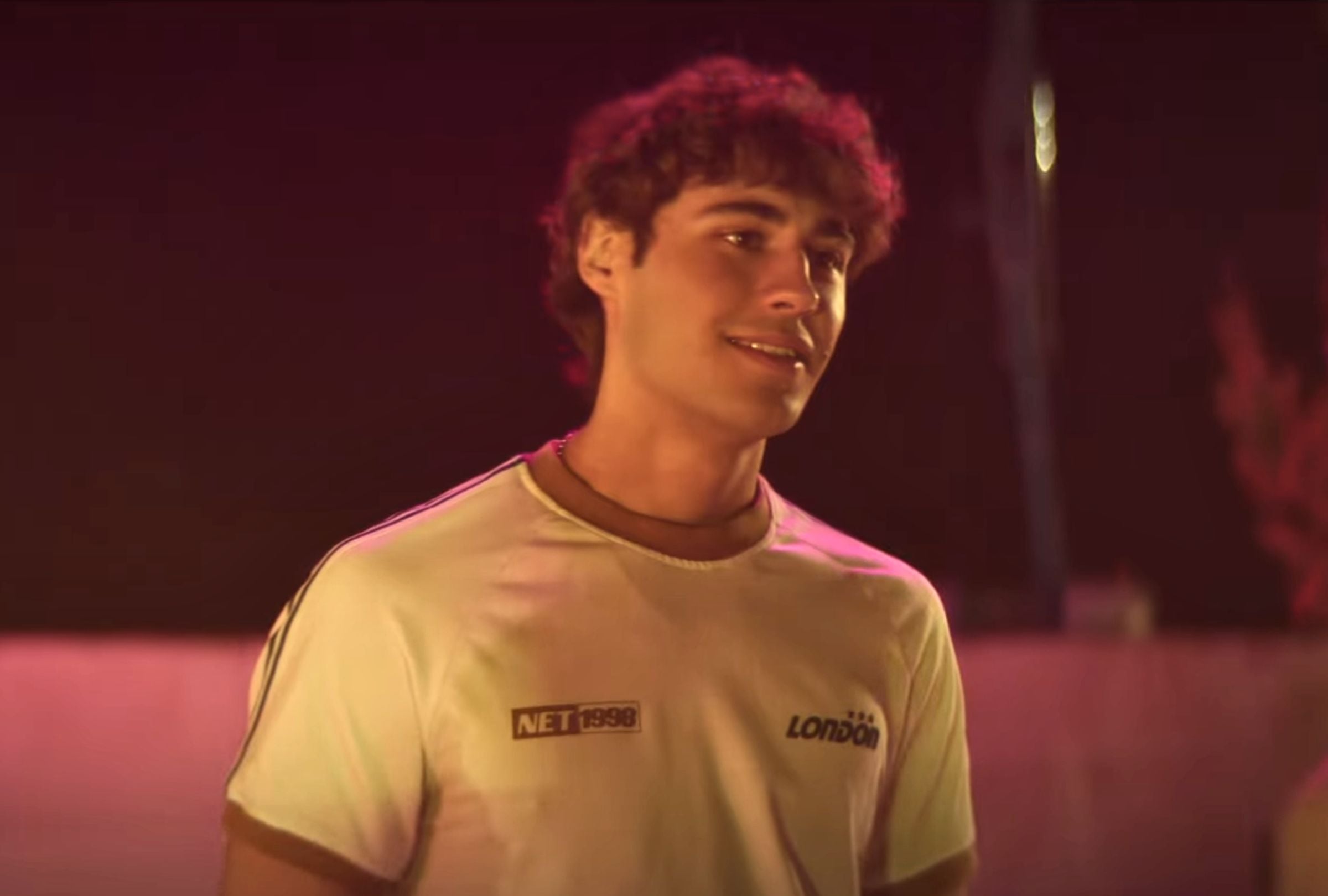 Diego Vidales como Taylor Di Bianco en una escena de la película "Dímelo bajito" (Foto: Vaca Films / Amazon Prime Video)