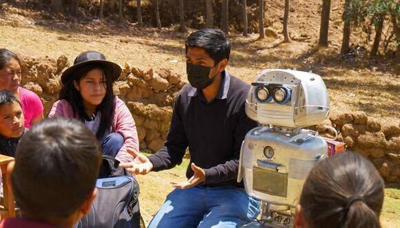 Durante la pandemia de COVID-19, el profesor Walter Velásquez creó a la robot educativa peruana llamada Kipi, que llevó a comunidades aisladas. (Foto: EFE)