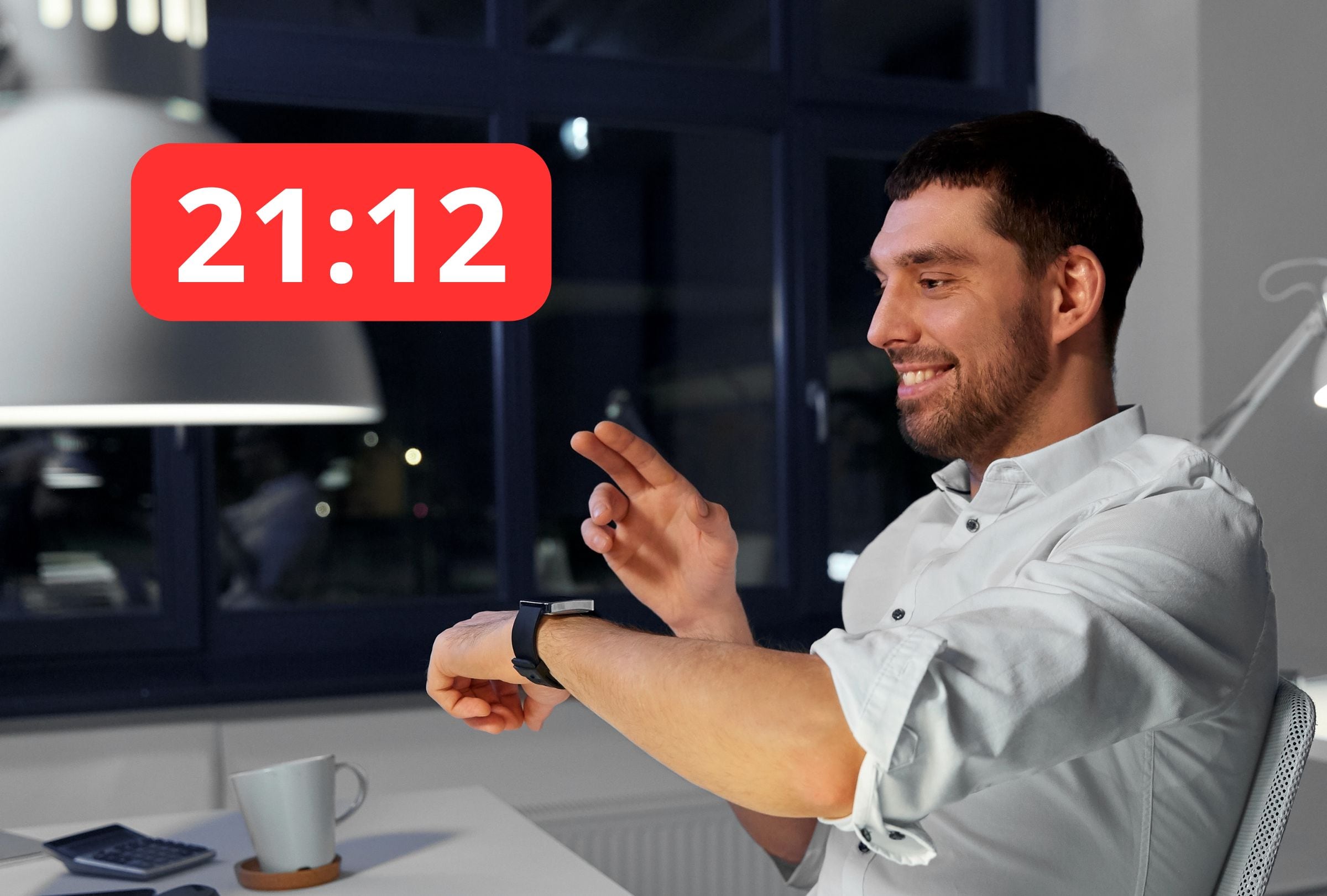 Esta es una imagen referencial de un hombre mirando su reloj, que indica que son las 21:12. (Imagen: El Comercio / Mag / Canva)