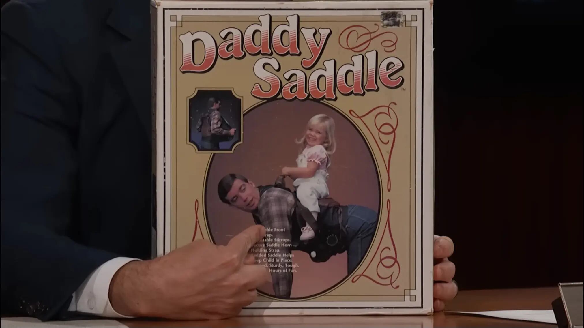 Jimmy Kimmel le regaló una silla de montar Daddy Saddle a Selena Gomez. (Foto: Jimmy Kimmel Live | YouTube)