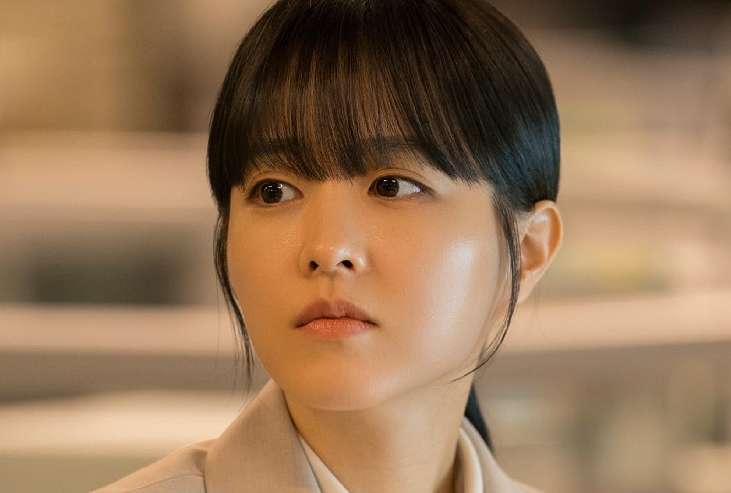 Yoo Mi-rae (Park Bo-young) intenta lastimarse para tener un descanso de su desgastante trabajo en la serie surcoreana "Nuestro Seúl por descubrir" (Foto: Netflix)