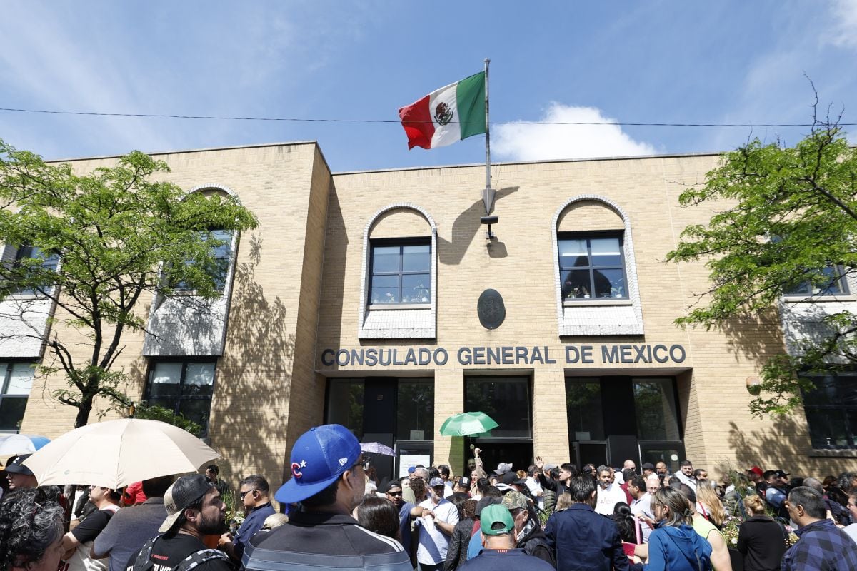 Mexicanos esperan en los exteriores de una oficina del consulado de México en Chicago. (Foto: AFP)