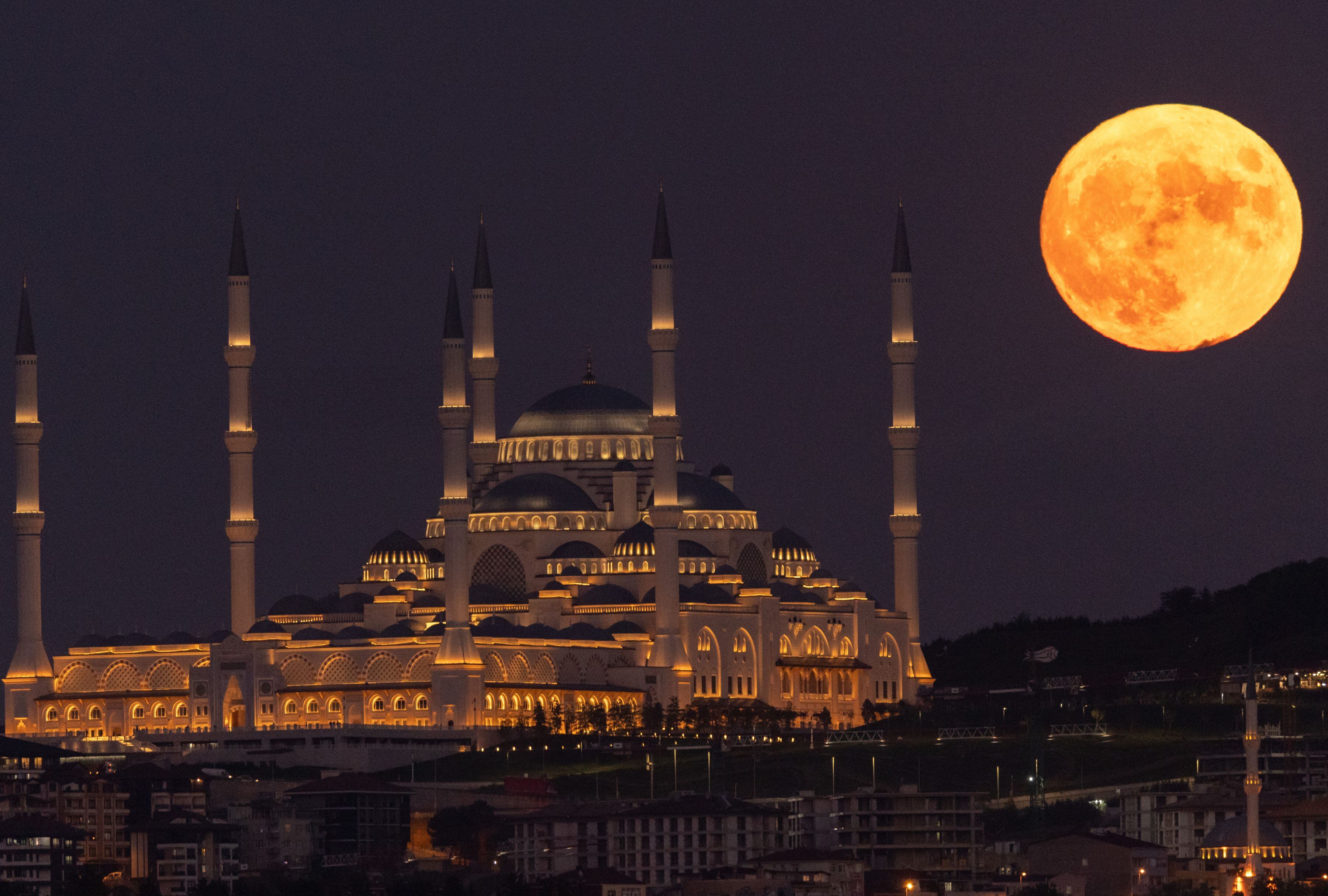 La Luna de Esturión junto a la mezquita de Camlica de Estambul. (Foto: Chris McGrath/Getty Images)