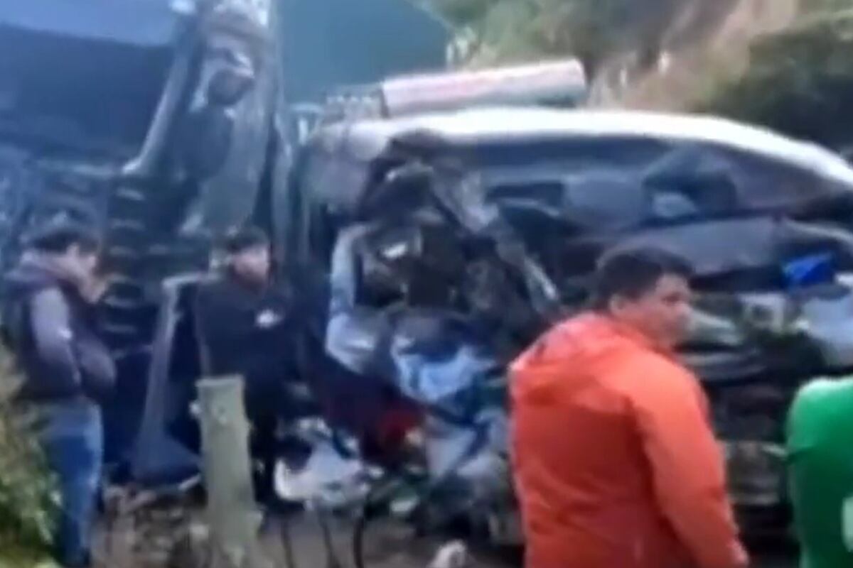 Una combi y un tráiler chocaron frontalmente. (Foto: Captura / TV Perú)