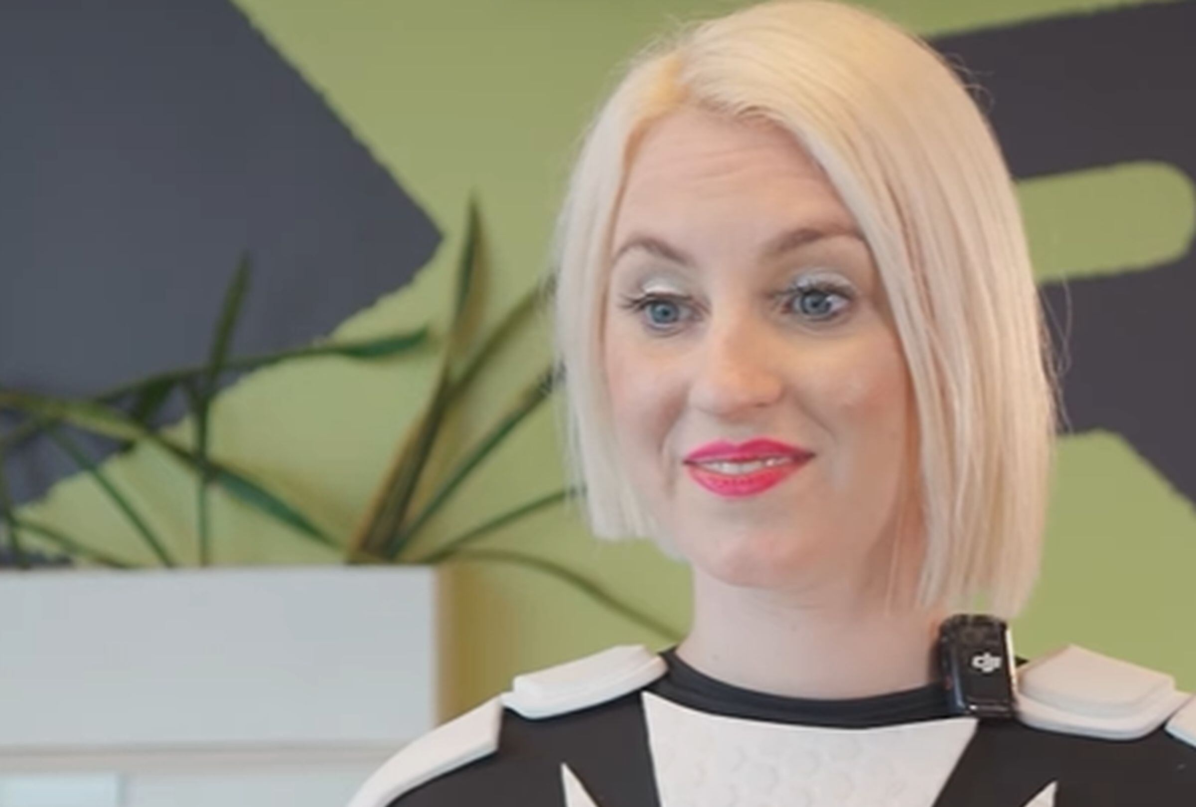 VIDEO VIRAL | Esta imagen muestra a Rocío Buffolo, quien asegura que no necesita ir al baño y va siempre vestida igual. (Foto: @resumidoinfo y @chicarobot / Instagram)