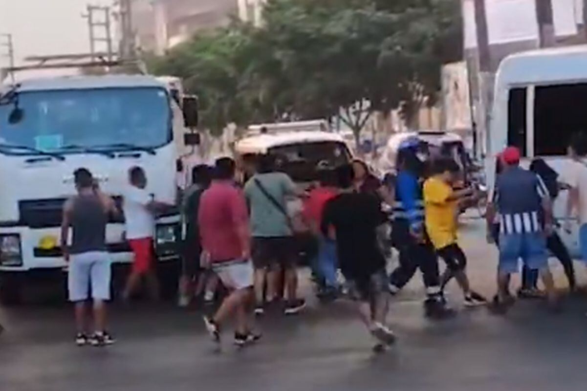 Un grupo de personas atacó a vista y paciencia de transeúntes. Foto: ATU