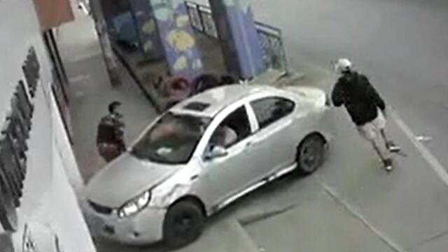 Taxista atropelló a ladrón que lo asaltó en San Juan de Miraflores | VIDEO 