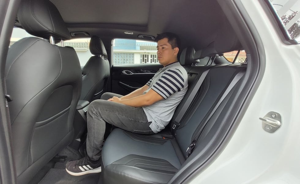 Considerando una persona de 1.72 m acomodada en la segunda fila, sobra un puño entre las rodillas y asientos delanteros, y medio puño entre cabeza y techo. (Foto: Fernando Roca)