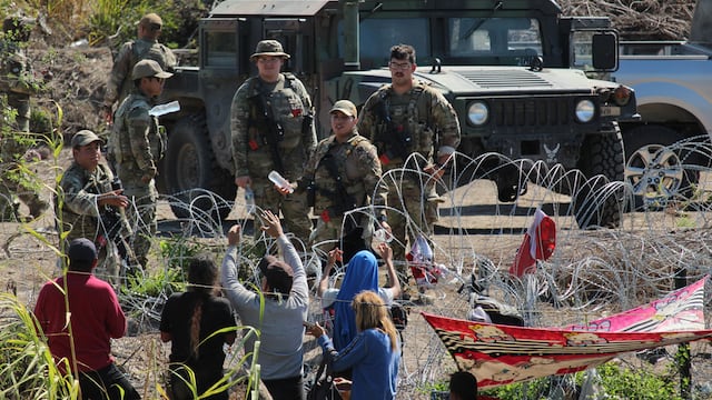 Guardia Nacional de Estados Unidos retiene a migrantes a la intemperie y sin comida a metros del río Bravo