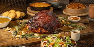 Si eres de los que recibe a mucha gente en casa, una cena por delivery es la solución.