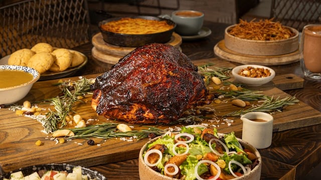 Si eres de los que recibe a mucha gente en casa, una cena por delivery es la solución.