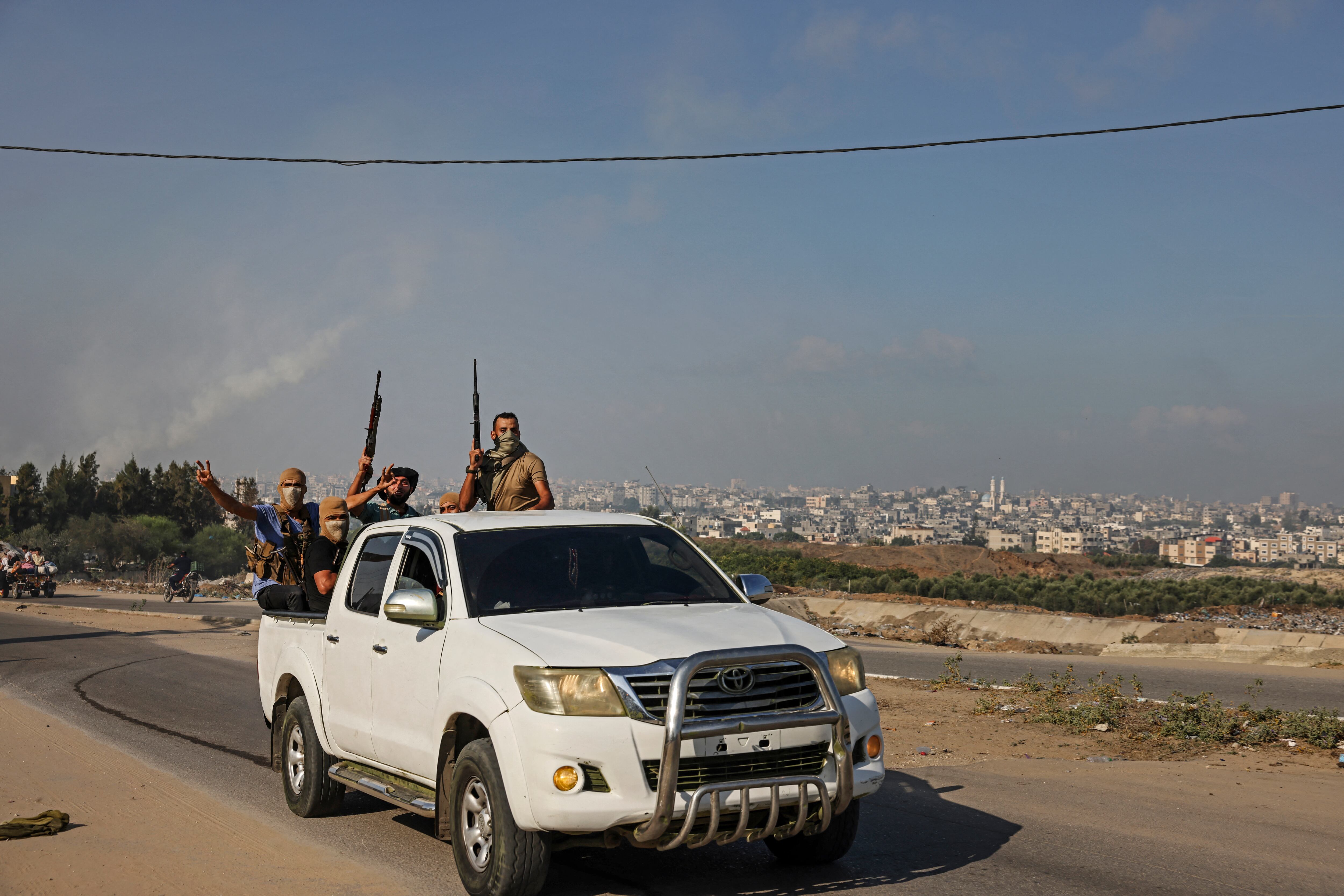 Militantes palestinos de las Brigadas Ezzedine al-Qassam avanzan hacia el cruce de Erez entre Israel y el norte de la Franja de Gaza el 7 de octubre de 2023. (Foto de Mohammed ABED / AFP).