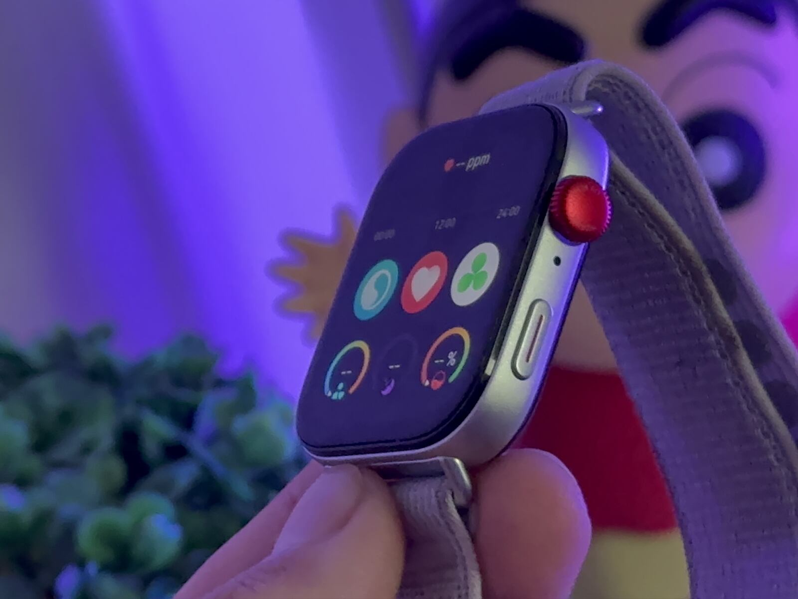 REVIEW | Tiene unas medidas de 35 x 43 x 9,9 mm y un peso de 26 gramos sin correa. (Foto: MAG - Rommel Yupanqui)