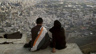 Irán: las parejas que desafían la ley al convivir sin casarse