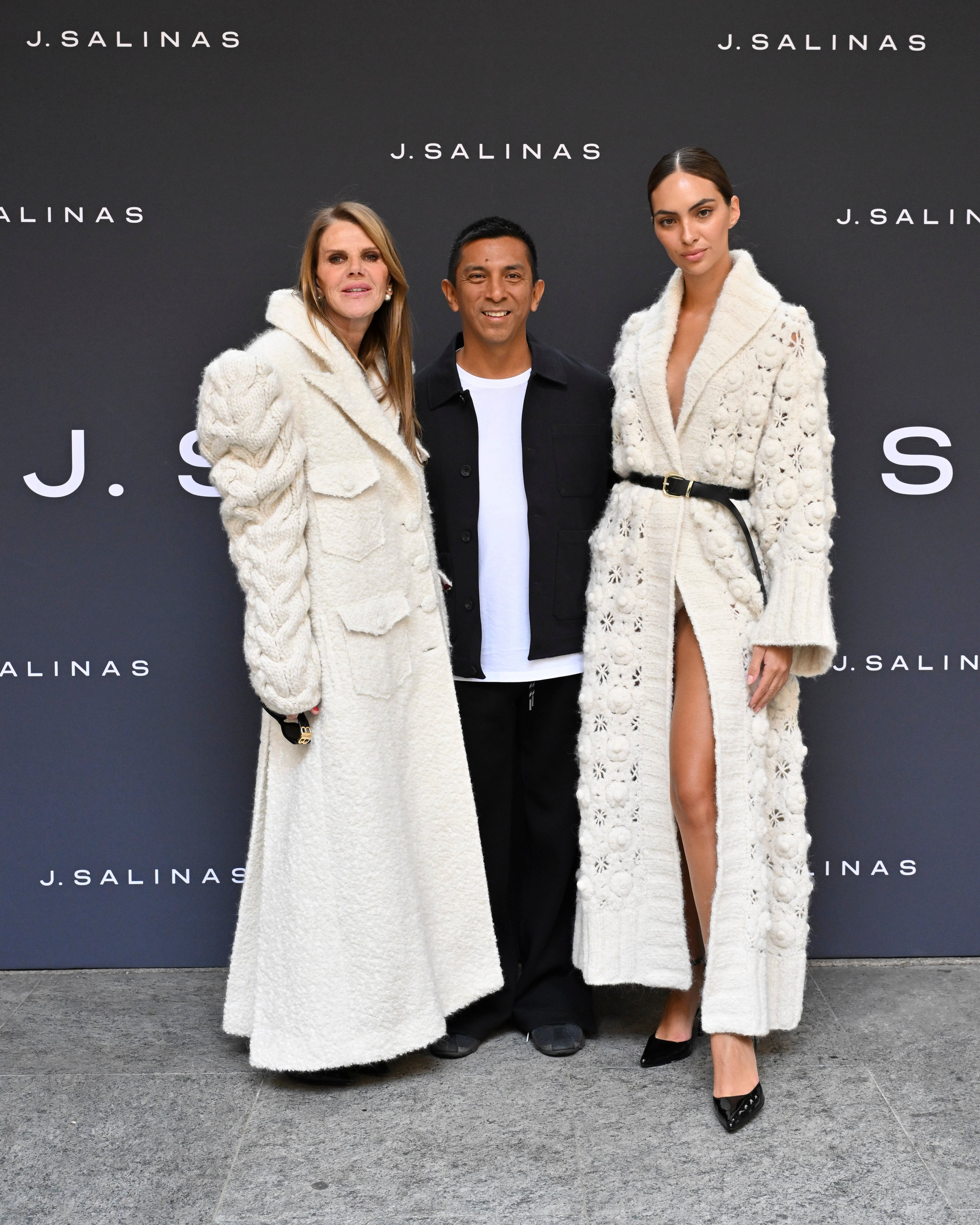La presencia de Anna Dello Russo (izq.) fue una de las más importantes en la cita. Natalie Vértiz (der.) también sorprendió modelando en pasarela. En la foto, ambas posan junto a Salinas. (Foto: Jorge Luis Salinas)
