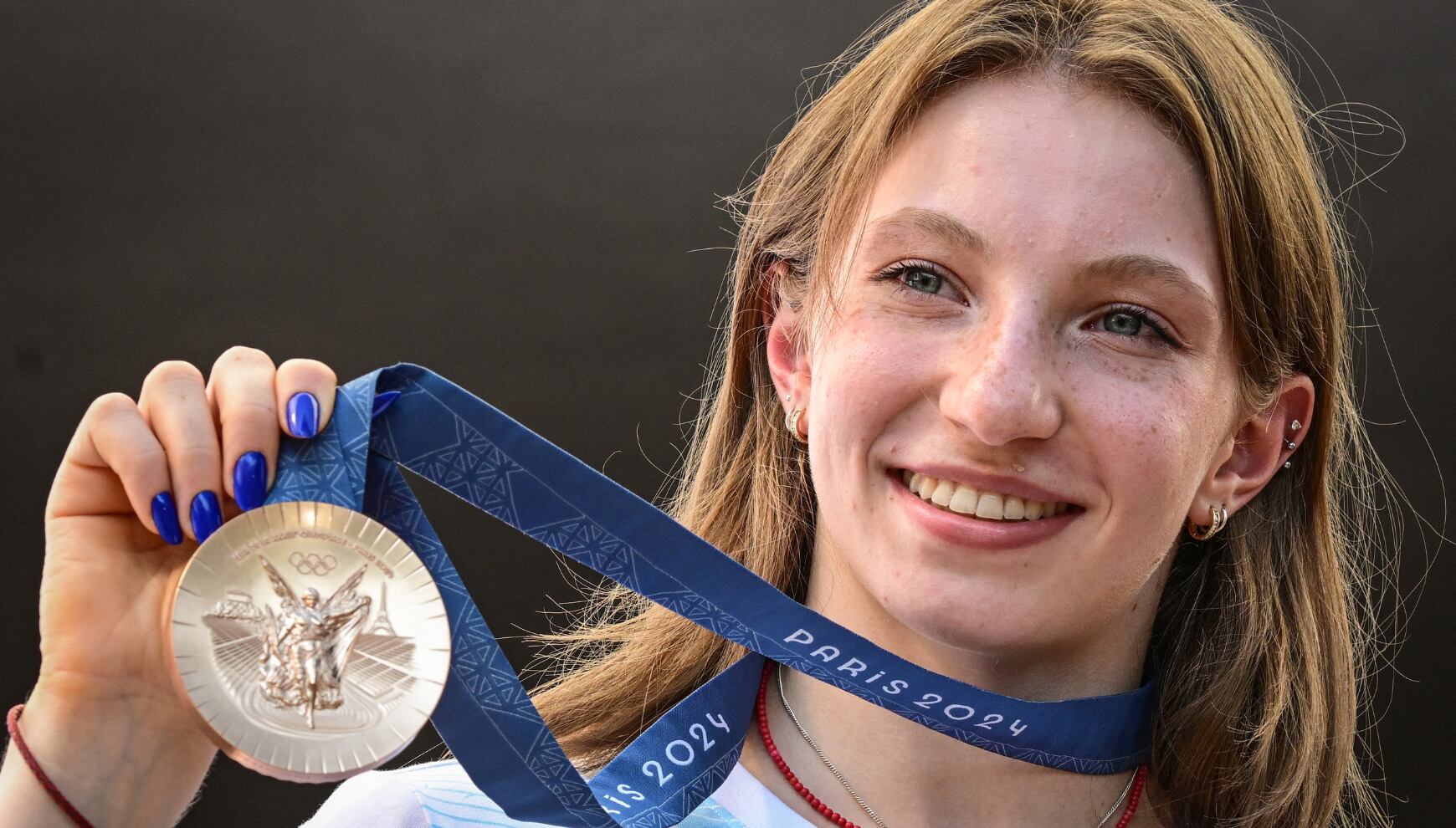 Ana María Barbosu posa con su medalla de bronce olímpica que le entregaron el 16 de agosto de 2024 en Bucarest, Rumania, luego de que Jordan Chiles, de Estados Unidos, fuera despojada de ella. (Foto: Daniel MIHAILESCU / AFP).