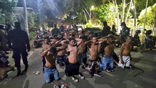 El Salvador suspende los derechos constitucionales tras el peor récord de homicidios en la historia del país