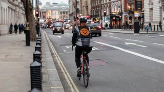 Ford crea una casaca con emojis y señales LED para la seguridad de ciclistas | FOTOS