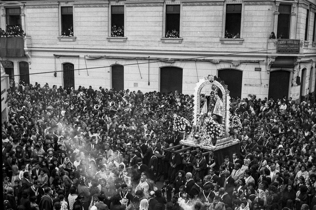 Fotografía del Archivo Histórico de El Comercio de la procesión de la Virgen del Carmen en Barrios Altos, el 16 de julio de 1961.