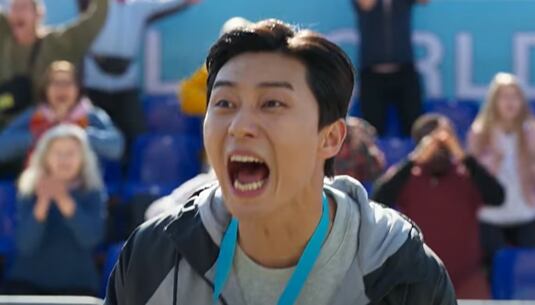 Hong-dae alentando a mi equipo en la película coreana "Un sueño" (Foto: Netflix)