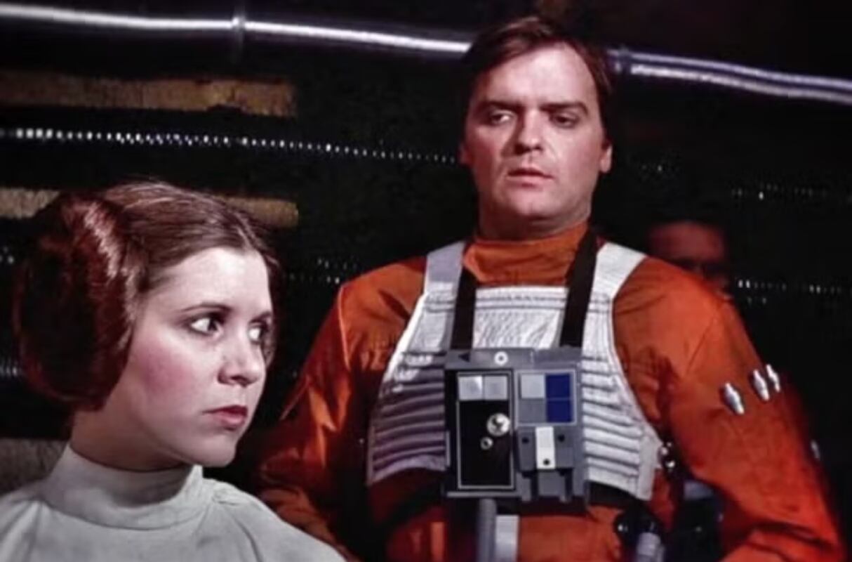 Angus MacInnes interpretó al Líder Dorado junto a Carrie Fisher en una escena de "Star Wars: Episode IV - A New Hope" (Foto: Lucasfilm)