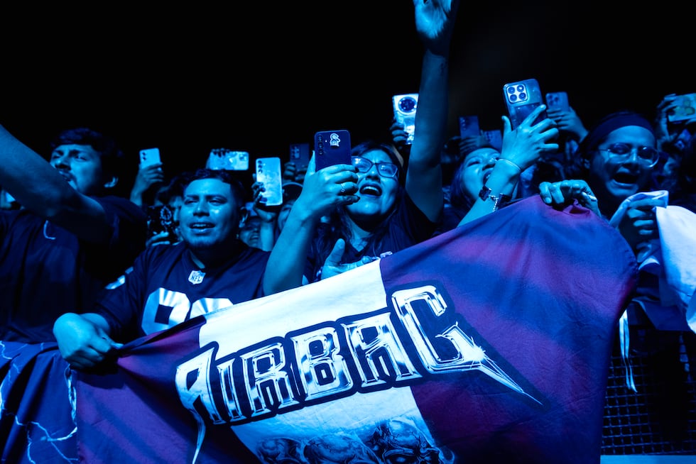 Los “te amo” suenan cada vez más fuerte. Parece que ni los fans ni Airbag quieren que la noche termine.
