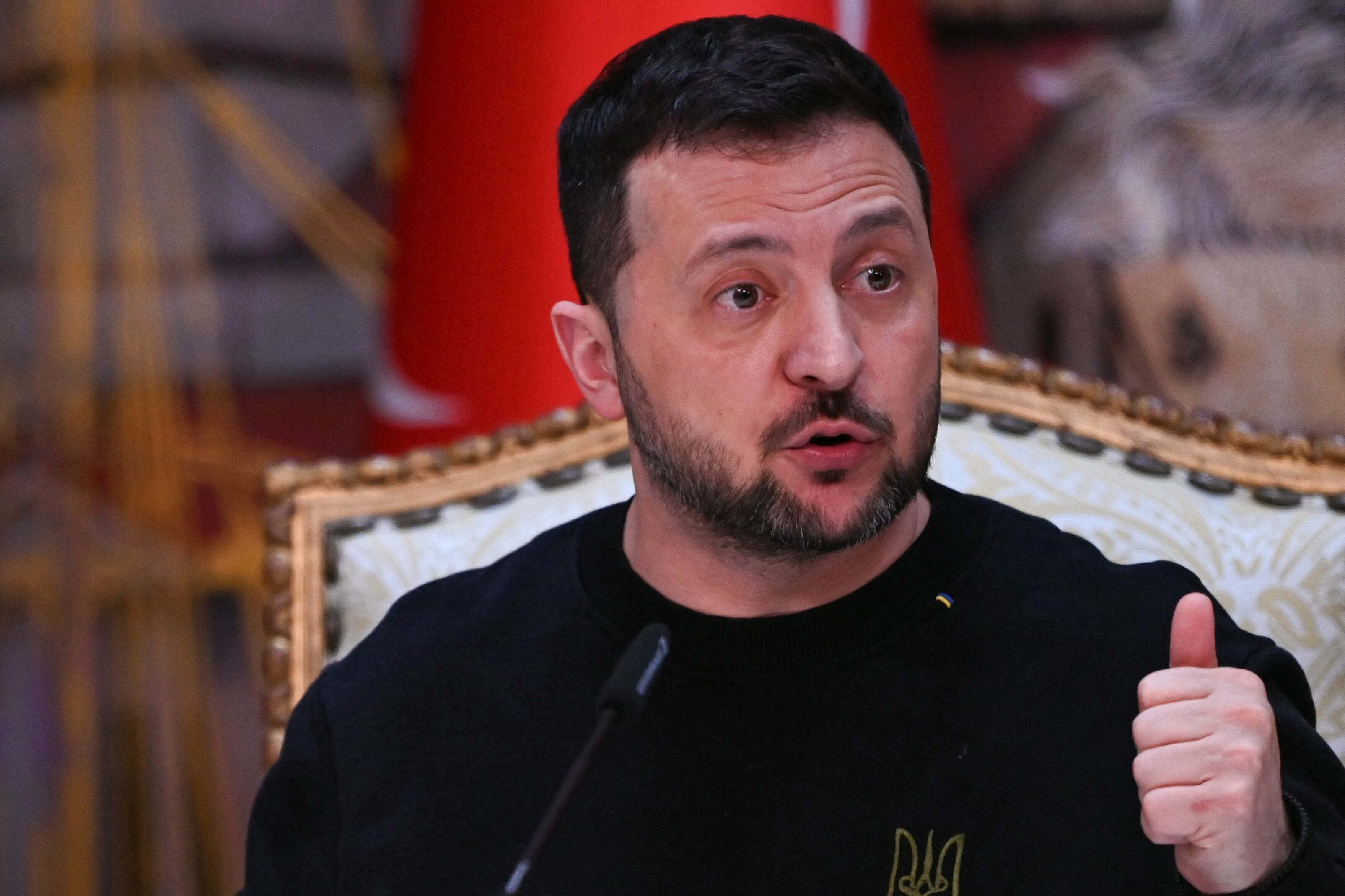 El presidente de Ucrania, Volodymyr Zelensky, hace un gesto mientras habla durante una conferencia de prensa conjunta con el presidente turco en Estambul el 8 de marzo de 2024. (Foto de OZAN KOSE / AFP).