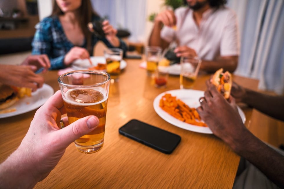 El consumo excesivo de alcohol es uno de los factores que afecta la barrera intestinal. También el uso frecuente de medicamentos o la dieta baja en fibra.