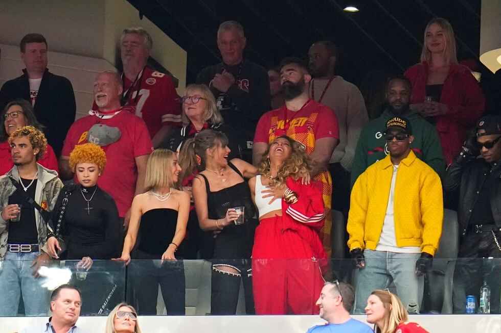 Taylor Swift ríe junto a Blake Lively.