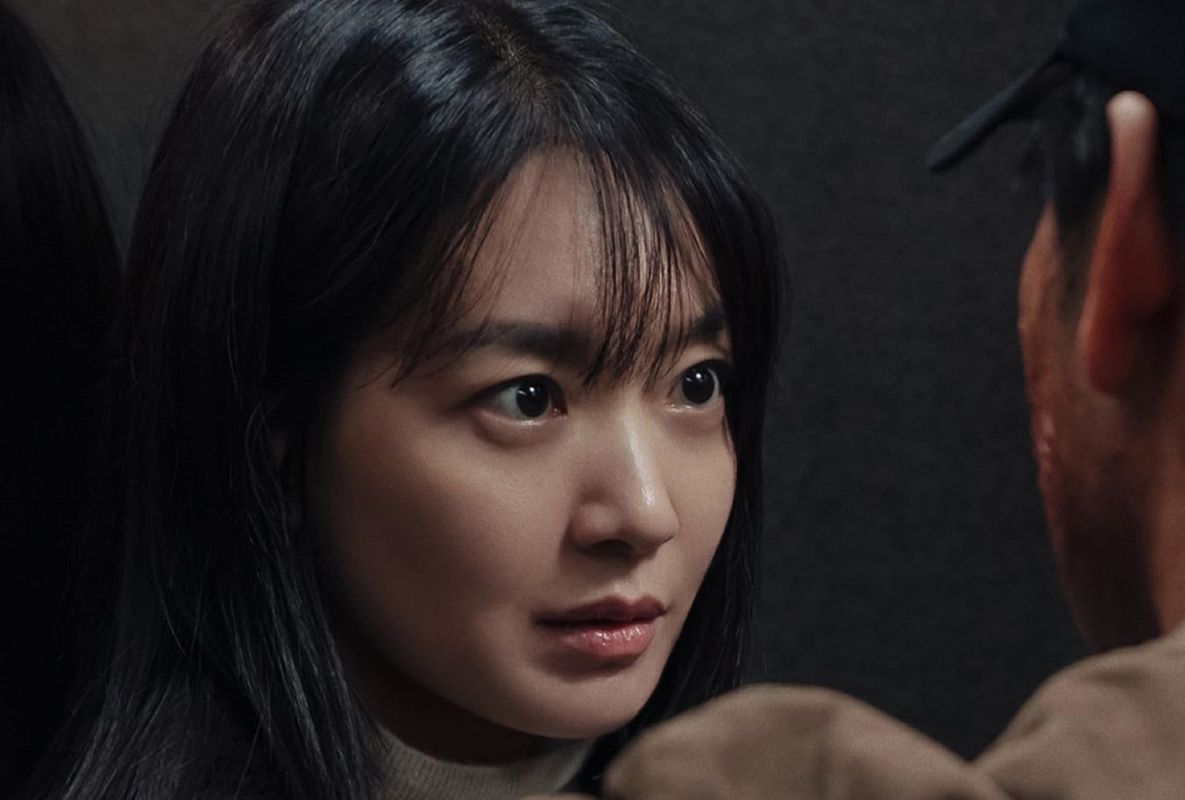 La doctora Lee Ju-yeon (Shin Min-a) es la única que sobrevive al final del thriller surcoreano "Karma" (Foto: Netflix)