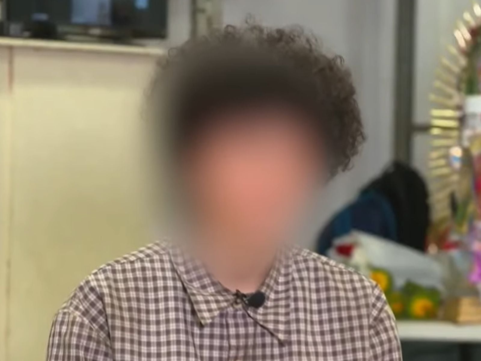 Pese al esfuerzo por juntar el dinero, el joven terminó estafado por el abogado que contrató. (Crédito: Primer Impacto / YouTube)