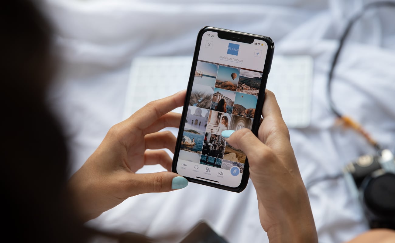 El uso prolongado del celular impacta en diversas funciones cerebrales debido a la sobreestimulación constante.