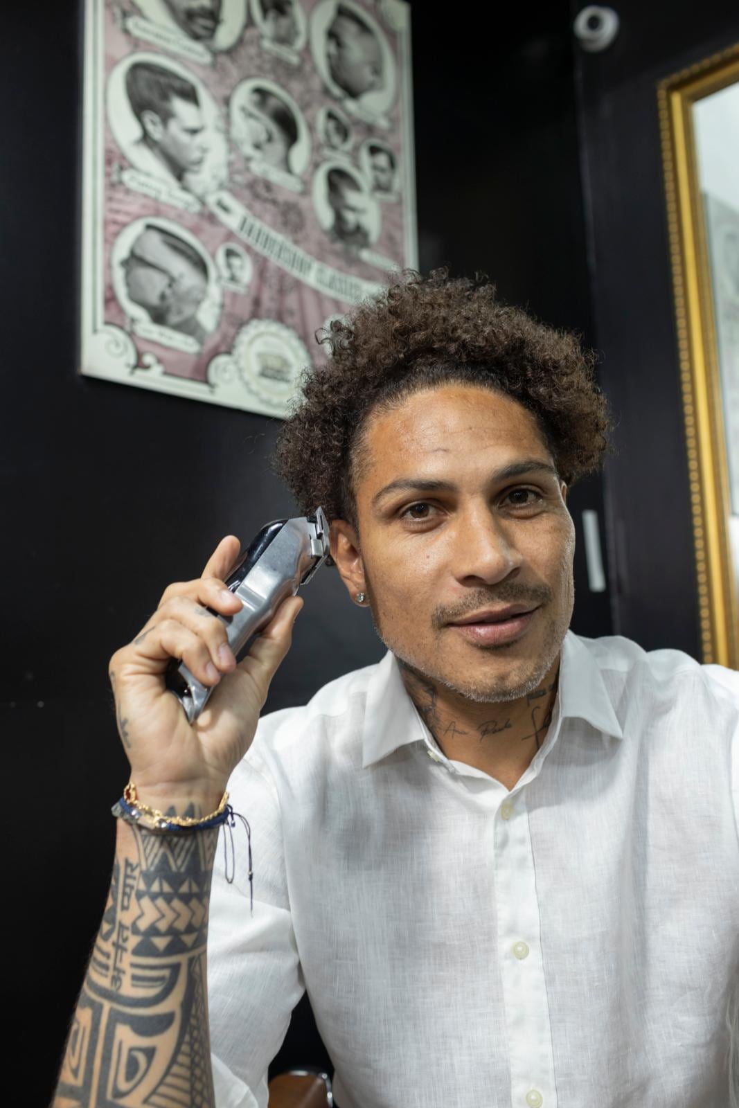 Paolo Guerrero sentado en el salón de la barbería Mr. Jacobs, su nuevo emprendimiento. Dirección: Santiago de Compostela 132, La Molina. Cuentan con otro local en el hotel BTH, en San Borja. (Foto: Richard Hirano)