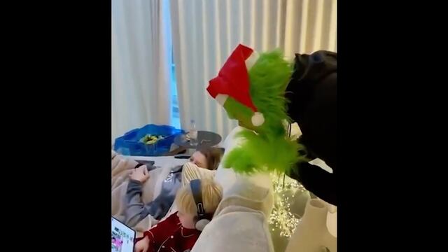 Se robó la Navidad: Kevin de Bruyne se disfrazó de ‘El Grinch’ y asustó a todos en su hogar | VIDEO
