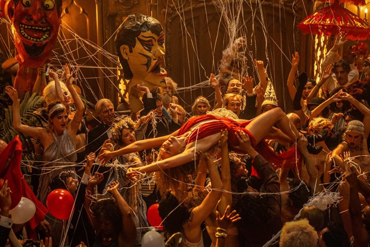 Margot Robbie siendo llevada en alto en una toma de "Babylon" (Foto: Paramount Pictures)