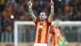 Wesley Sneijder anotó dos golazos en tres minutos en Turquía