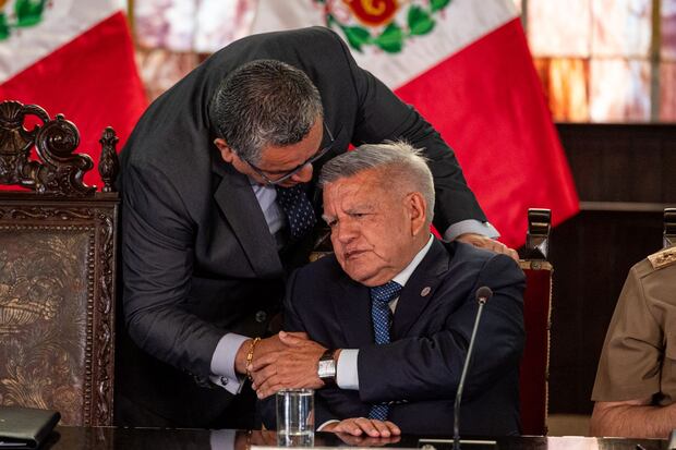 Como parte de su rol en Palacio de Gobierno, Juan José Santiváñez estuvo en la conferencia ofrecida el último lunes en Palacio sobre lo ocurrido en Pataz. En la foto, le habla al oído a César Acuña, gobernador de La Libertad y líder de APP, partido aliado del gobierno. Foto: GEC | Paloma del Solar