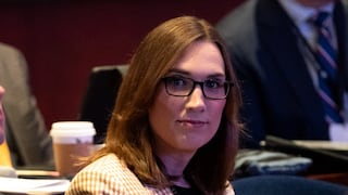 Una republicana busca impedir que la primera congresista trans pueda usar el baño de mujeres