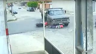 No creerás lo que le ocurre a este motociclista cuando choca con camión