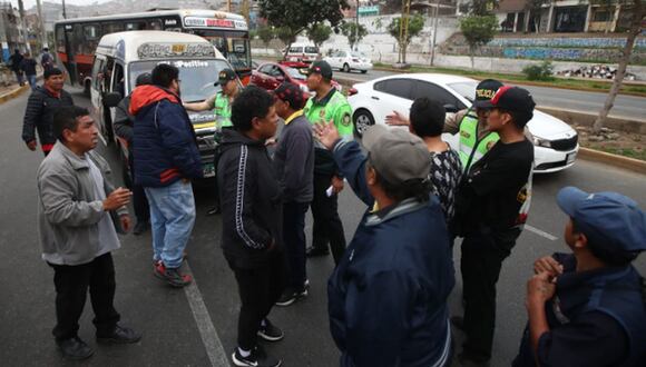 Transportistas protestaron en la avenida Túpac Amaru contra el reordenamiento vehicular y cambio de rutas dispuesto por la ATU | Foto:  jorge.cerdan/@photo.gec