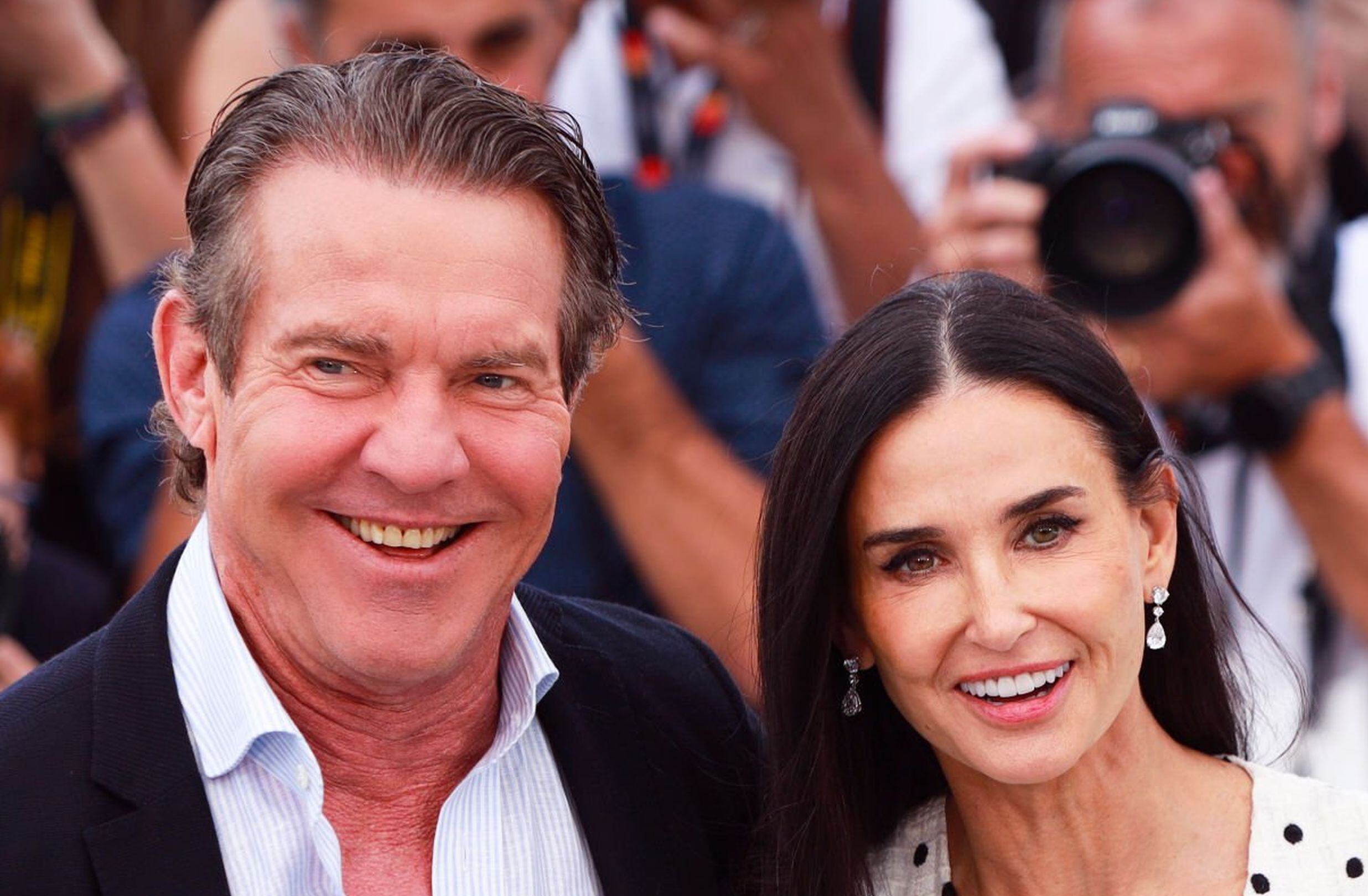 Dennis Quaid junto a la estrella de ‘The Substance’, Demi Moore, quien interpreta a ‘Elisabeth Sparkle’. (Foto: Laurent KOFFEL / Gamma-Rapho vía Getty Images)