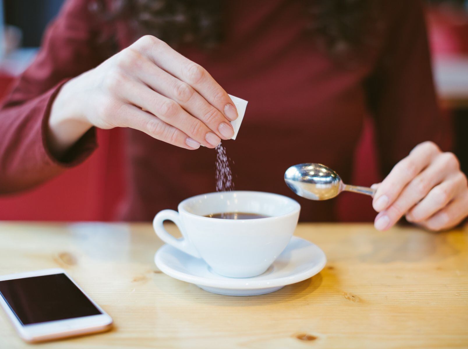 SALUD | Se comparó lo que sucede en quienes tomaron una bebida con edulcorante y otra con glucosa y el resultado fue sorprendente. (Foto: Alina Rosanova / iStock)