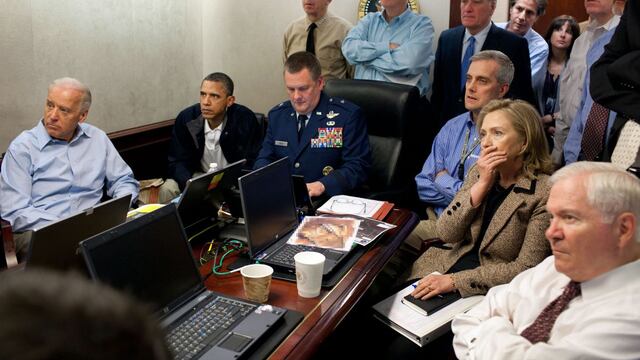 Muchas dudas y mucho riesgo: un ex jefe de la CIA cuenta cómo fue la operación para dar con Osama Bin Laden