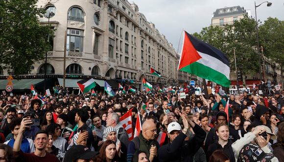 Manifestantes sostienen banderas palestinas durante una manifestación convocada por la organización francesa "Francia Palestina Solidaridad" en París, el 27 de mayo de 2024. (Foto de Geoffroy VAN DER HASSELT / AFP)