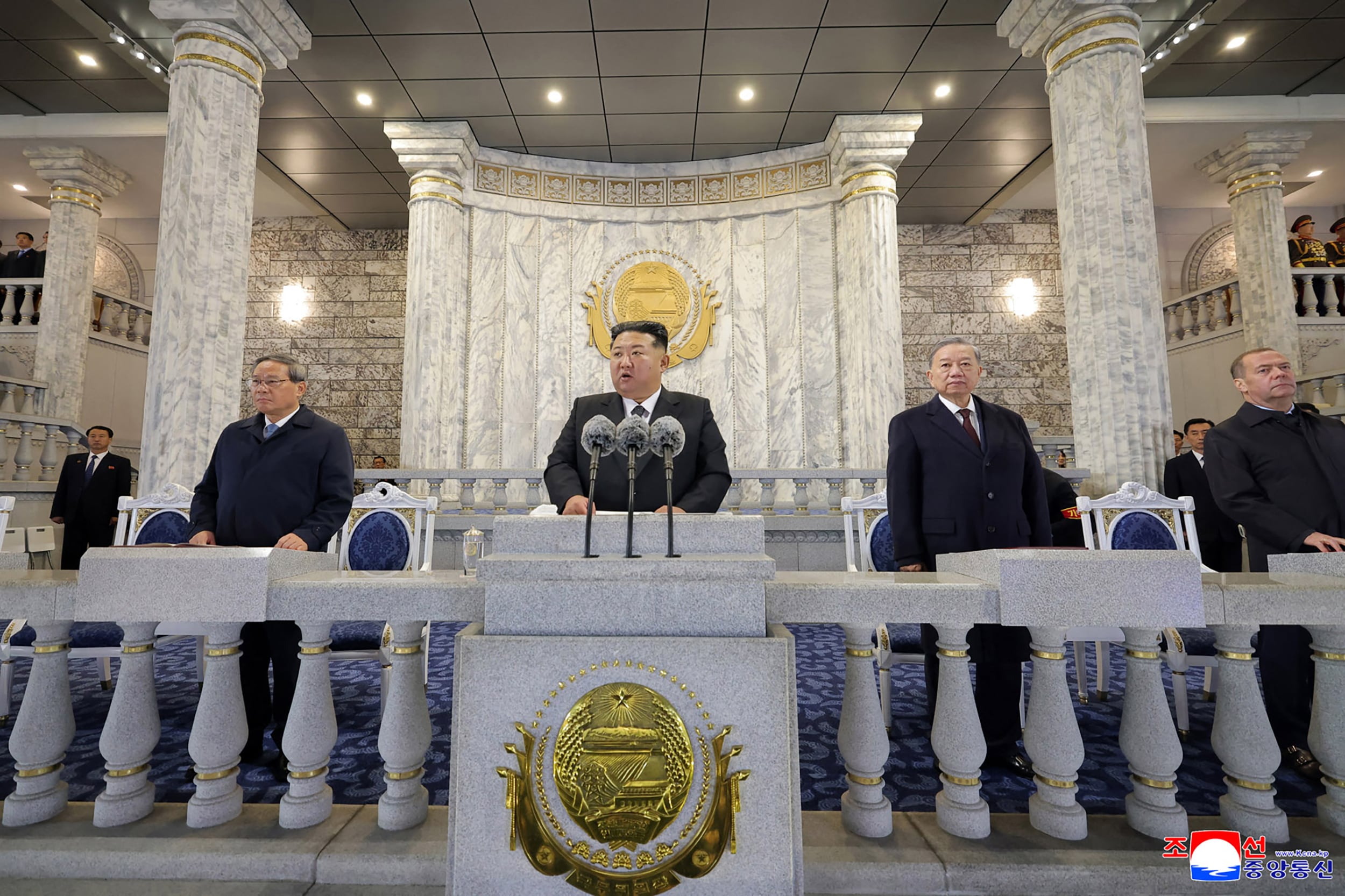 Kim Jong-un (centro), el primer ministro chino Li Qiang (izquierda), el secretario general del Partido Comunista de Vietnam, To Lam (segundo por la derecha), y el expresidente ruso Dmitry Medvedev. (AFP).