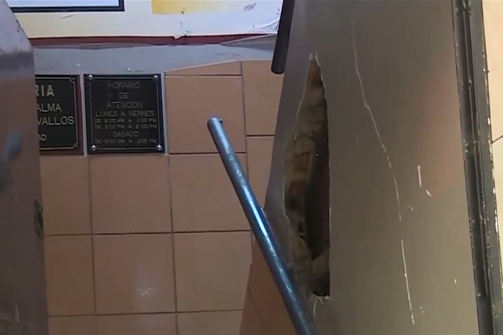 Ladrones ingresan por un forado y violentan bóveda de casa de cambios. (Foto: Captura / América Noticias)